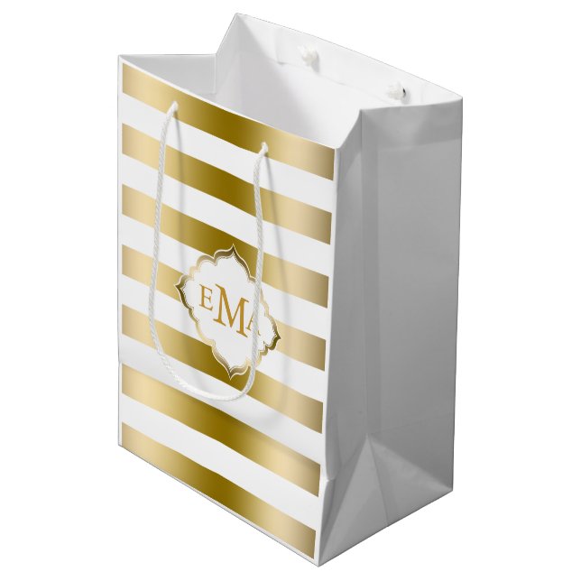 Monogrammiertes Muster aus Gold und weißen Streife Mittlere Geschenktüte (Vorderseite Schrägansicht)