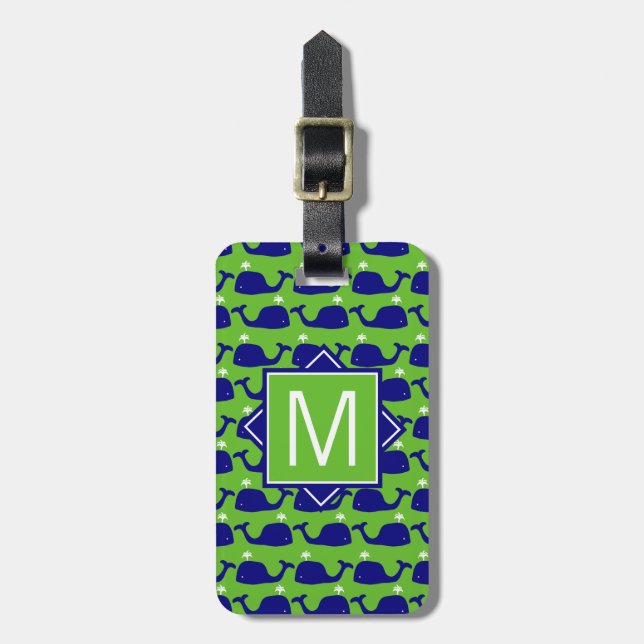 Monogrammm | Preppy Blue & Green Whales Gepäckanhänger (Vorderseite vertikal)