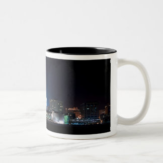 Monona-Terrasse und Madison-Hauptstadt nachts Zweifarbige Tasse