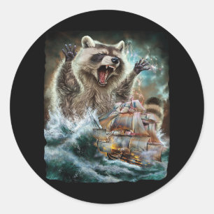 Monster-Raccoon als Kraken ein Kriegsschiff an der Runder Aufkleber