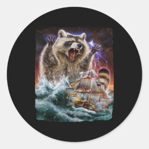 Monster-Raccoon als Kraken ein Kriegsschiff an der Runder Aufkleber
