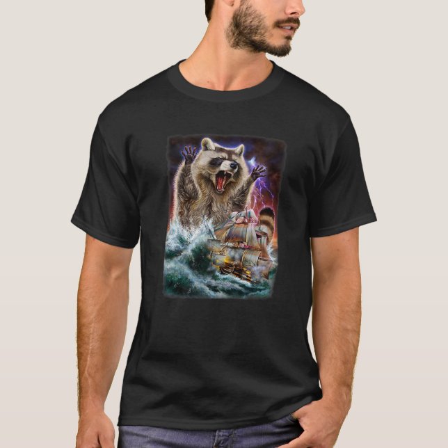 Monster-Raccoon als Kraken ein Kriegsschiff an der T-Shirt (Vorderseite)
