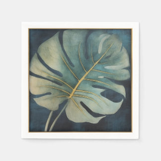 Monstera-Blatt mit goldfarbenem Detail und dunkelb Serviette