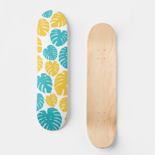Monstera-Blätter in Türkis, Gelb und Weiß Skateboard