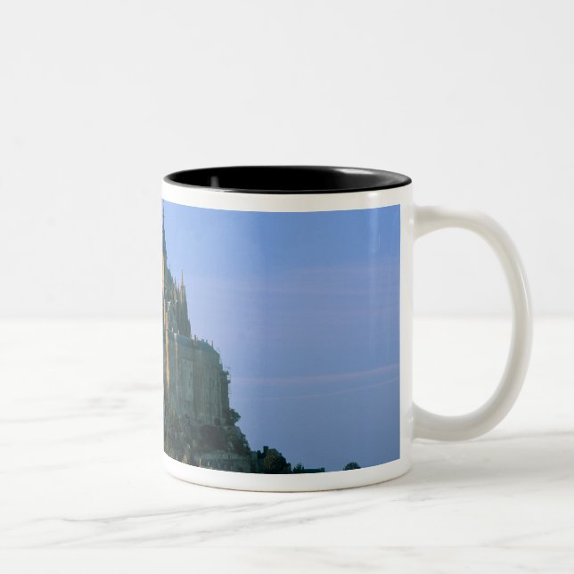 Mont St Michel, Manche, Normandie, Frankreich Zweifarbige Tasse (Rechts)