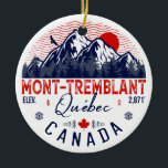 Mont-Tremblant Kanada Québec Skiberg Keramik Ornament<br><div class="desc">Ski Mont-Tremblant Quebec Kanada. Dieses Retro-Design ist ein großartiges Weihnachts- oder Geburtstagsgeschenk für Fans von kanadischen Städten und Bergen. Das Vintage Retro-Design ist ein perfektes Geschenk für Camping- und Skifreunde.</div>