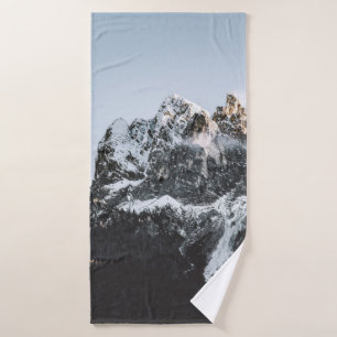 MONTAGNE AVEC CASQUETTE DE NEIGE EN JOURNÉE