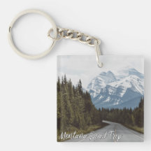 Montagnes pittoresques de route de voyage par la