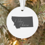 Montana I like it Hier Montanan Karte geformt Schw Ornament<br><div class="desc">Teilen Sie, wie sehr Sie gerne ein Montaner mit einem Staat von Montana Weihnachtsschmuck mit der Kontur Silhouette-Karte Form des Big Sky Country Staat gefüllt mit einem soliden schwarzen Hintergrund und handgeschriebenen weißen Skript mit "I like it Here" aussehen wie ein Kreidebrett an Ihrem Baum in dieser Ferienzeit. Mit handgeschriebenem...</div>