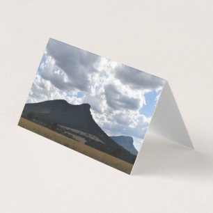 Monte l'esturgeon et abrupt sous des nuages dramat