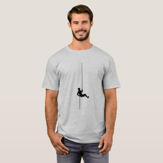 Montée de montagne de corde de grimpeur de T-shirt