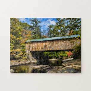 Montgomery Covered Bridge mit Herbstlaub
