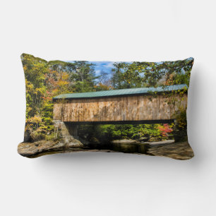 Montgomery Covered Bridge mit Herbstlaub Lendenkissen