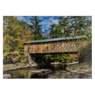 Montgomery Covered Bridge mit Herbstlaub Schneidebrett