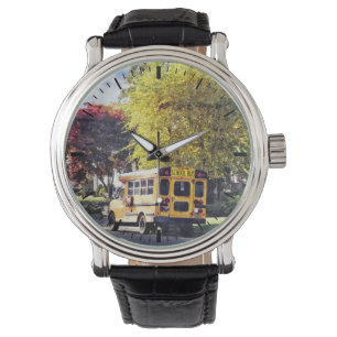 Montre Autobus scolaire garé en automne