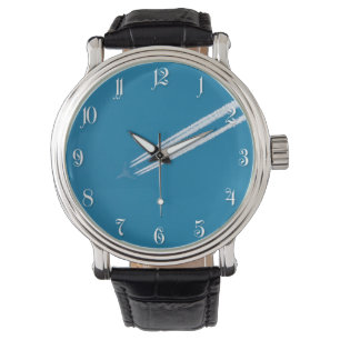 Montre Avion volant sur un arrière - plan bleu ciel