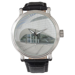 Montre Bâtiment blanc futuriste moderne