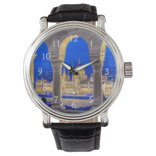 Montre Bâtiment du Parlement hongrois au crépuscule