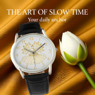 Montre Bouddha d'or Entouré par la nature.