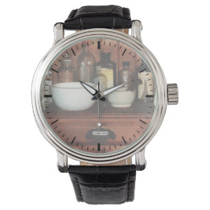 Montre Cabinet avec mortier et pilons
