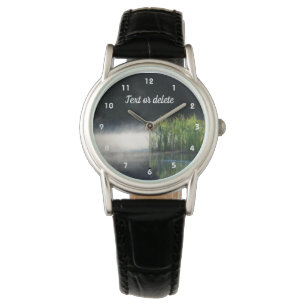 Montre Cattails Dans La Pose Sur Un Étang Orton Personnal