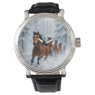 Montre Chevaux courant à travers une forêt enneigée