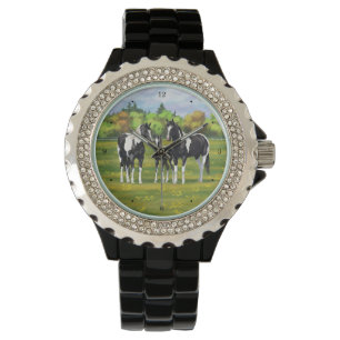 Montre Chevaux De Peinture De Pinto Noir En Pâturage Été