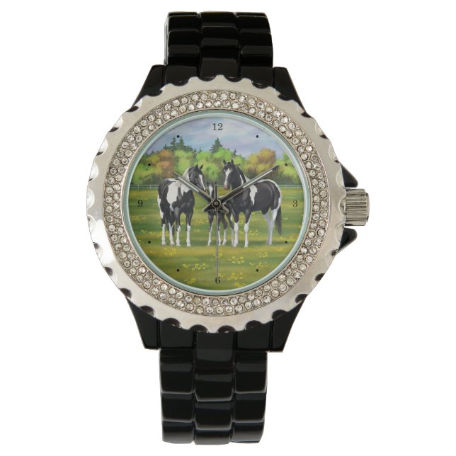 Montre Chevaux De Peinture De Pinto Noir En Pâturage Été (devant)