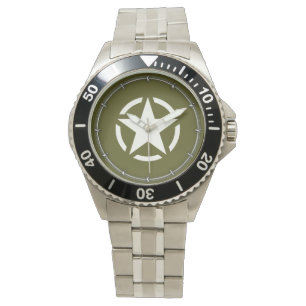 Montre Cru de pochoir d'étoile sur le vert kaki