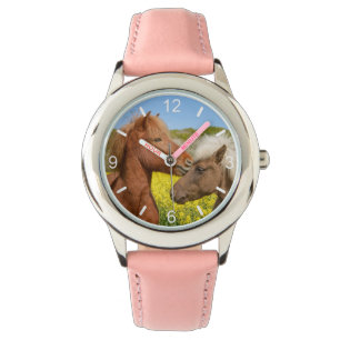 Montre Cute islandaise Horses Cuddle in a Spring Meadow -