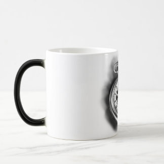 Montre de poche sur une tasse