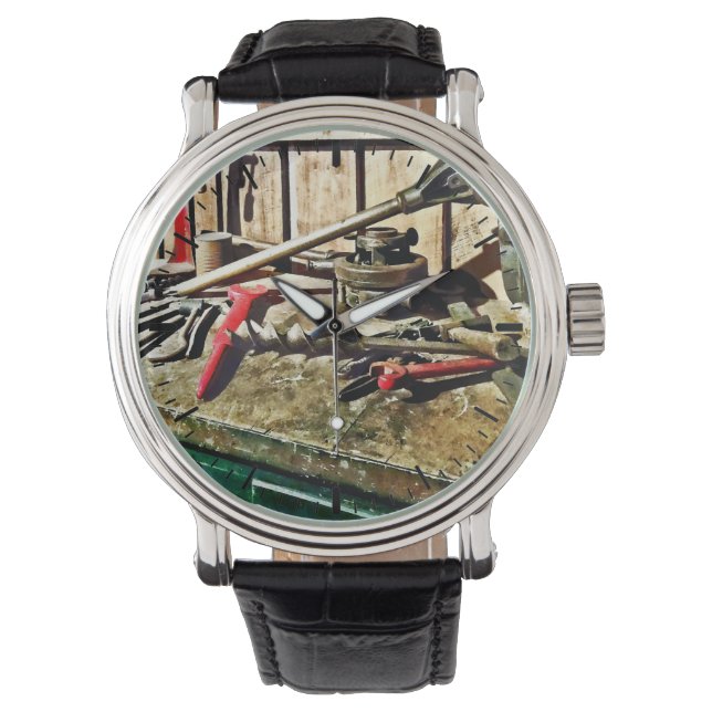 Montre Deux clés rouges sur le pupitre de plombier (devant)