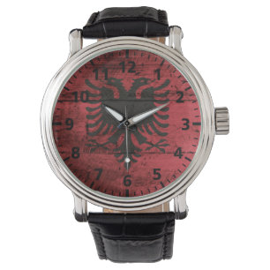 Montre Drapeau de l'Albanie sur le vieux grain en bois