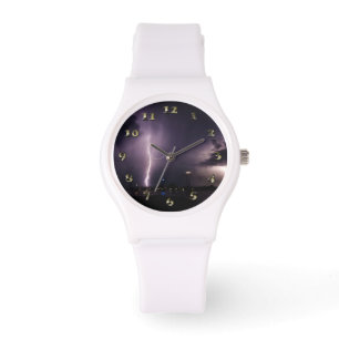 Montre Éclair au-dessus de la ville portuaire