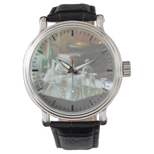 Montre Entonnoirs et bouteilles en verre