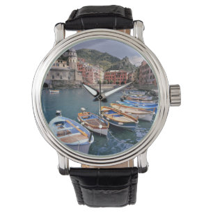 Montre Europe, Italie, Vernazza. Bateaux aux couleurs viv