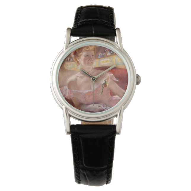 Montre Femme avec un collier de perle à l'Opéra (devant)