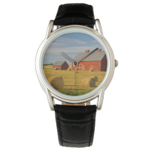 Montre Fermes Barres rouges près de balles de foin