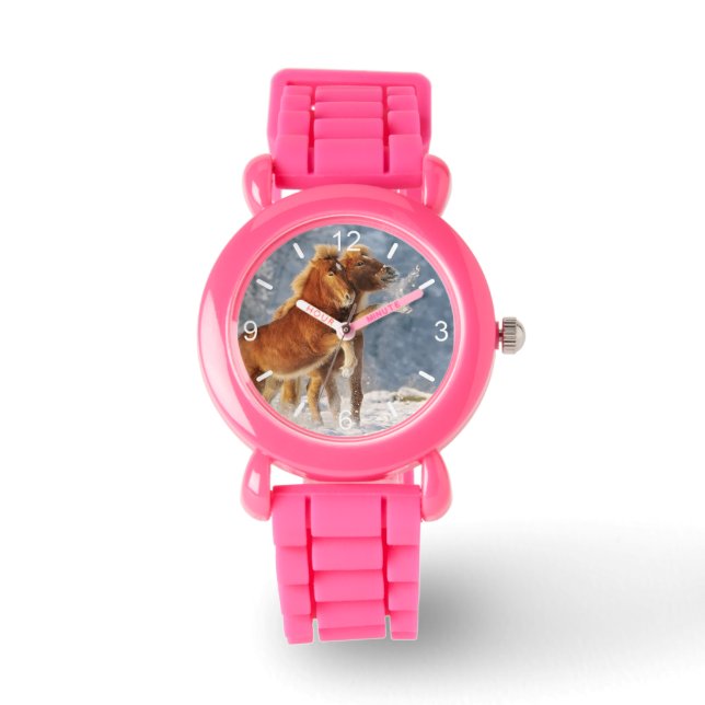 Montre Foal de cheval islandais jouant dans la neige amus (Recto)