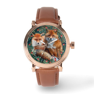 MONTRE FOXES ROUGES PARMI LA VERDURE, LE FOLIAGE ET LES F
