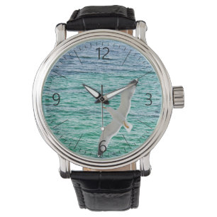 Montre Goéland volant au-dessus de la mer