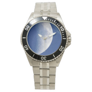 Montre Grande demi lune dans le ciel bleu