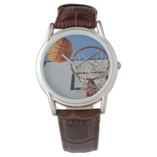 Montre Le Basket-Ball Qui Traverse Un Cerceau,
