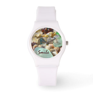Montre Le sourire observe les coquilles bleues faites sur