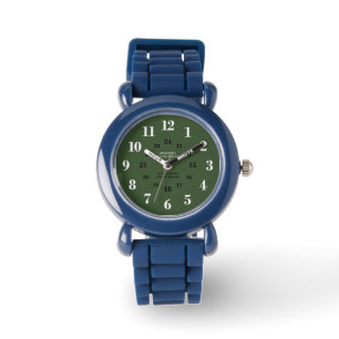 Montre Les garçons apprennent à raconter aux militaires