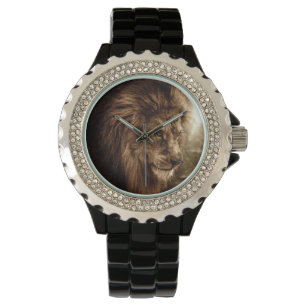 Montre Lion contre le ciel orageux