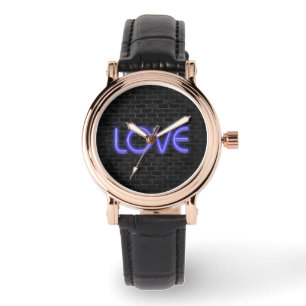 Montre LOVE texte dans l'éclairage néon sur brique