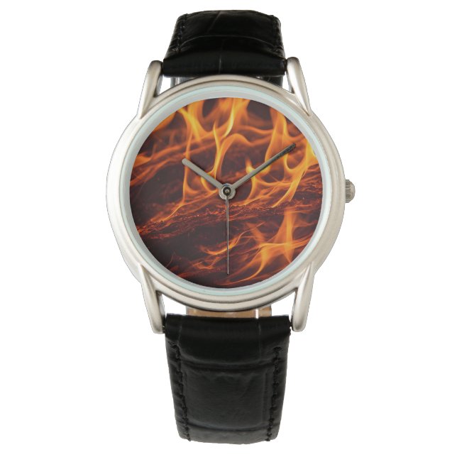 Montre Macro de flamme de feu dans la cheminée (devant)