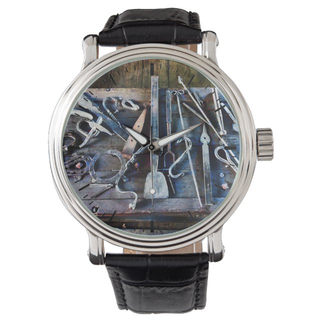 Montre Outils de forgeron sur table (devant)