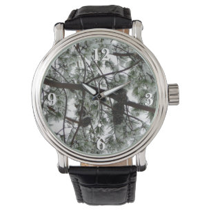 Montre Photo hivernale sous le pin couvert de neige